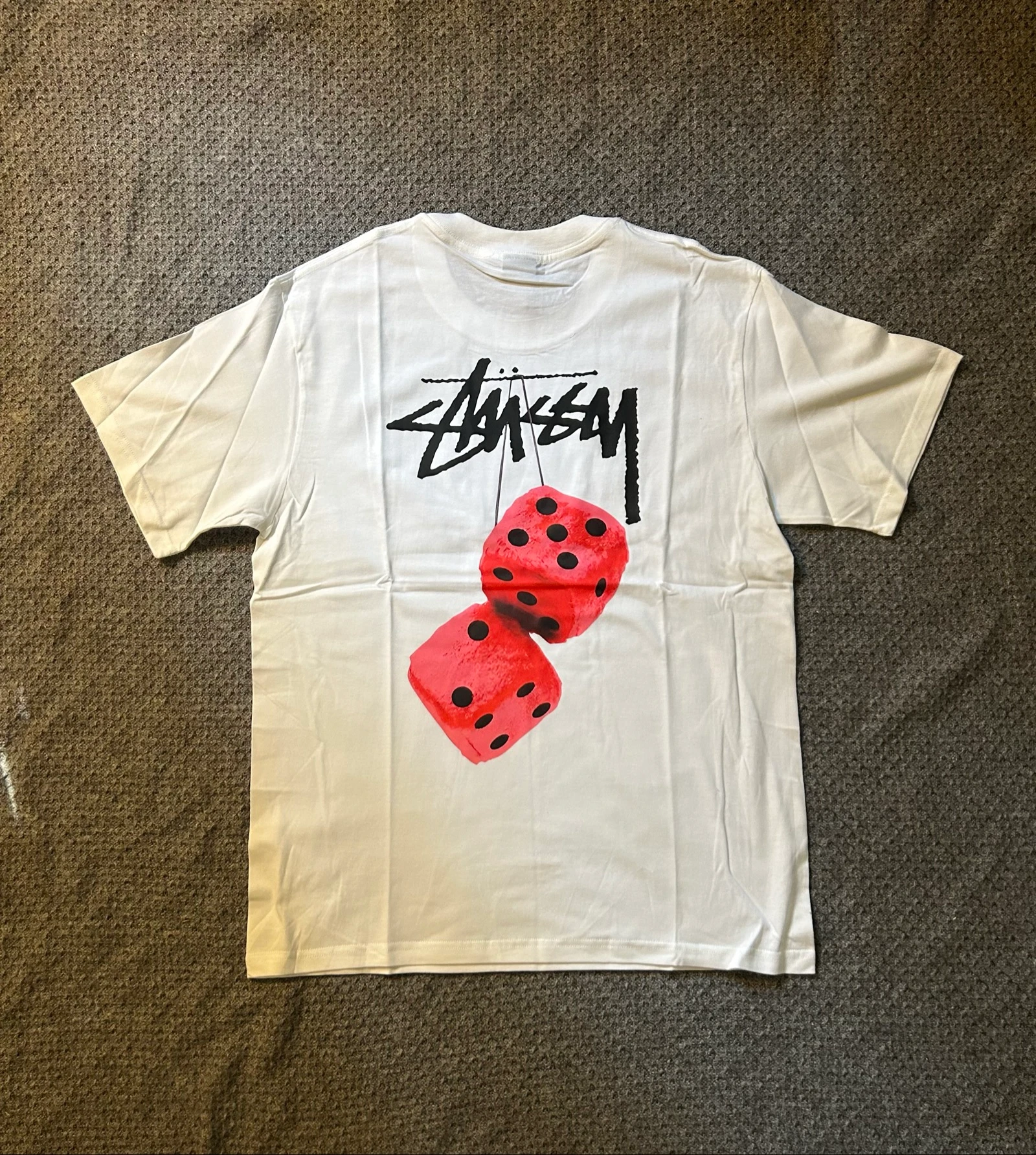 tee shirt stussy blanc avec motif de dés rouge M